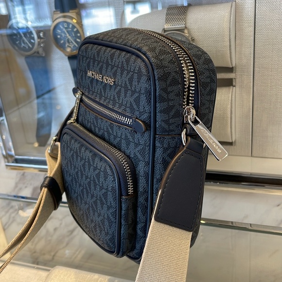 Michael Kors Jet Set Medium Signature Logo Crossbody Bag
Admiral
NWT - Picture 4 of 16